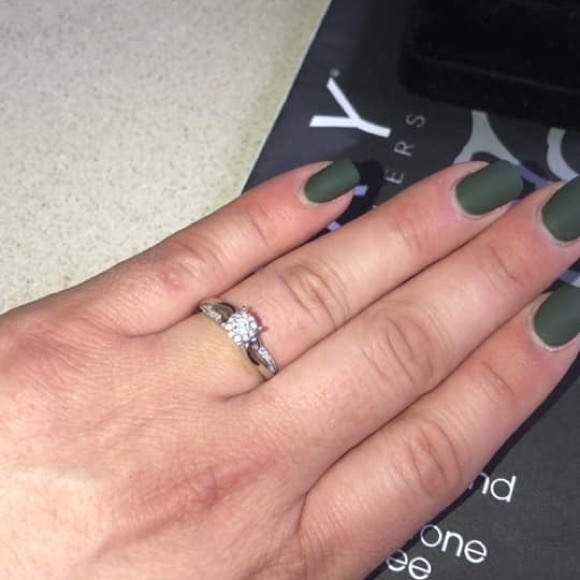 🆕Diamond engagement ring round cut 10k white gold - Picture 2 of 8